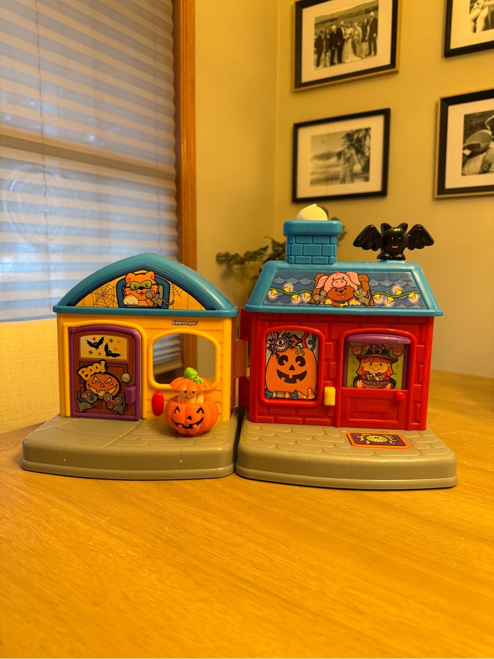 RARE Fisher-Price Little People Halloween Trick or Treat Surprise House (2008)